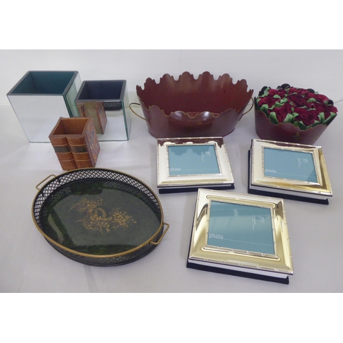 135 - Giftware: to include silver plated photograph albums; and mirrored glass pots  largest 6