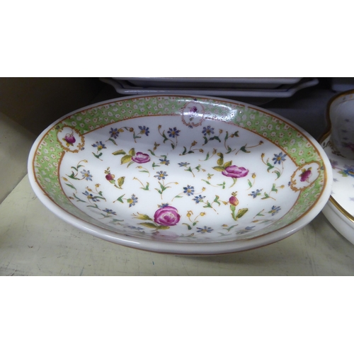 163 - Ceramics: to include a Chinese porcelain dish, decorated with a crest  8