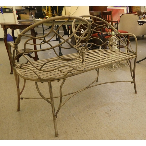 186 - A painted shabby-chic steel wire framed tête-à-tête 'lovers' seat with organically decorated backs