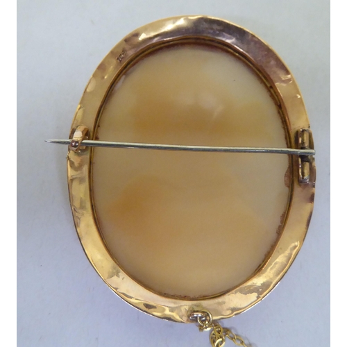 202 - A 9ct gold framed oval cameo brooch, carved with a head and shoulders profile portrait 