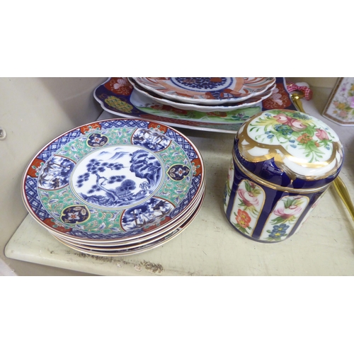 224 - A mixed lot: to include a pair of early 20thC Japanese porcelain Imari plates, decorated with flora&... 