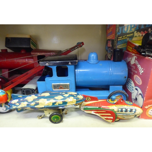 75 - Vintage toys and similar collectables: to include tinplate and clockwork; and a Wallace and Gromit a... 