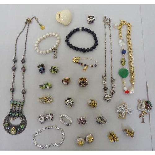 81 - Costume jewellery: to include earrings; and a brooch, fashioned as a flamingo, set with coloured sto... 