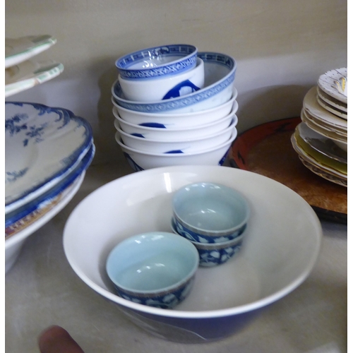 73 - Table ceramics: to include modern Chinese blue and white porcelain tea bowls; and Crown Devon and Ca... 