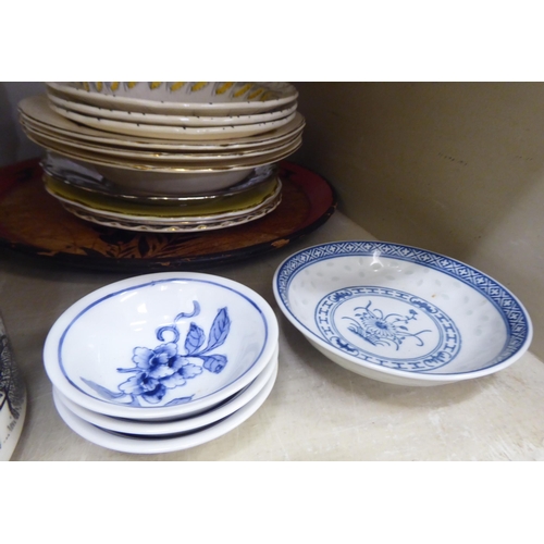 73 - Table ceramics: to include modern Chinese blue and white porcelain tea bowls; and Crown Devon and Ca... 