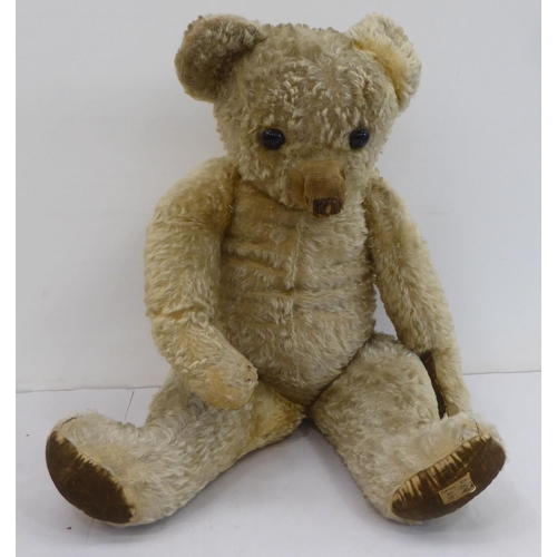 100 - Teddy bears: to include a 1930s Merrythought beige mohair example with mobile limbs  27