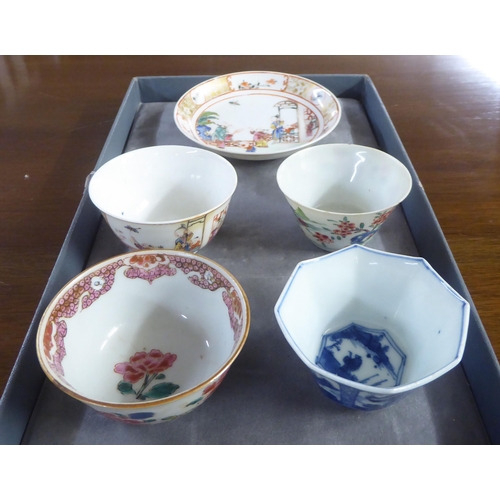 154 - 18thC and later Chinese porcelain items: to include a tea bowl and saucer, decorated with figures in... 