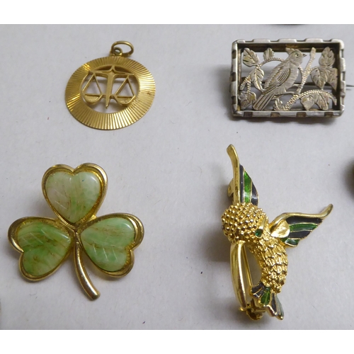 189 - Jewellery: to include a late Victorian yellow metal and black enamelled mourning brooch 