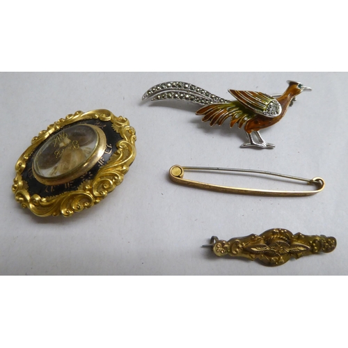 189 - Jewellery: to include a late Victorian yellow metal and black enamelled mourning brooch 