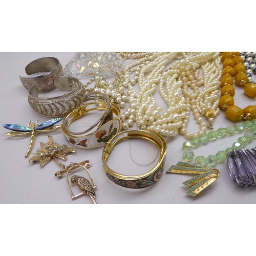 190 - Costume jewellery: to include coloured beads, bangles and brooches