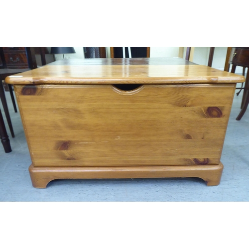 307 - A modern pine chest with straight sides and a hinged lid, on a plinth&nbsp; 17