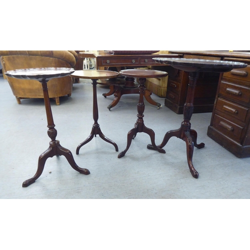 316 - Small furniture: to include an early 20thC Georgian design mahogany pedestal table&nbsp; 29