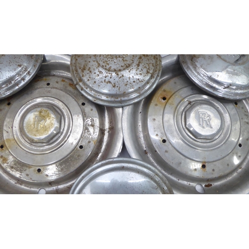 333 - Motor related items, viz. an 'ON Tow' sign&nbsp; 17