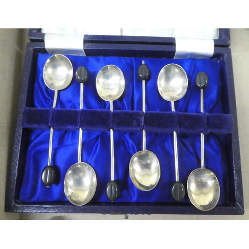 357 - Small collectables: to include six silver bean terminal coffee spoons&nbsp; Sheffield marks; and two... 