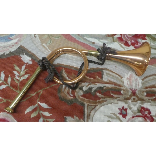 365 - 20thC ornamental and functional metalware: to include a brass oil lamp&nbsp; 9