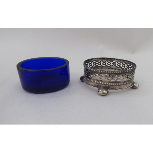 380 - Silver and white metal collectables: to include a sauce boat, on splayed feet&nbsp; Sheffield marks ... 