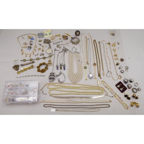 98 - Costume jewellery: to include a simulated pearl necklace 