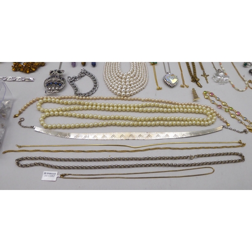 98 - Costume jewellery: to include a simulated pearl necklace 