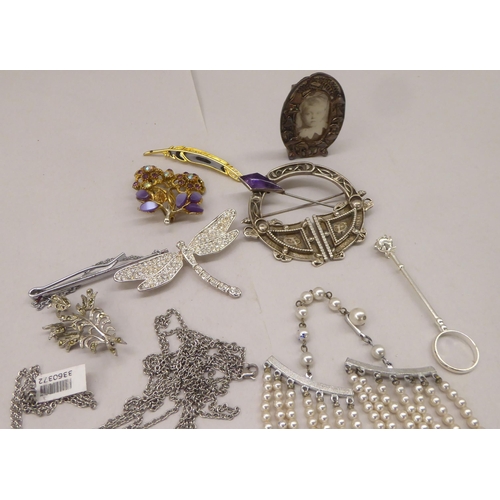 98 - Costume jewellery: to include a simulated pearl necklace 