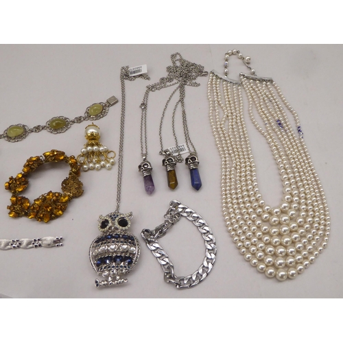 98 - Costume jewellery: to include a simulated pearl necklace 