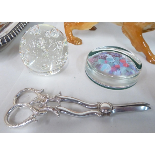 175 - A mixed lot: to include a stitched brown hide cigar wallet; EPNS grape scissors; and two items of br... 