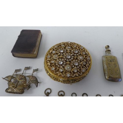 10 - A mixed lot: to include a gold plated cased pocket watch, faced by a white enamel Roman dial; assort... 