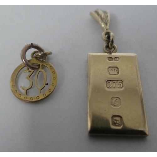 109 - A 9ct gold '30' pendant; and a 9ct gold miniature ingot pendant