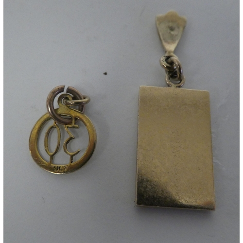 109 - A 9ct gold '30' pendant; and a 9ct gold miniature ingot pendant