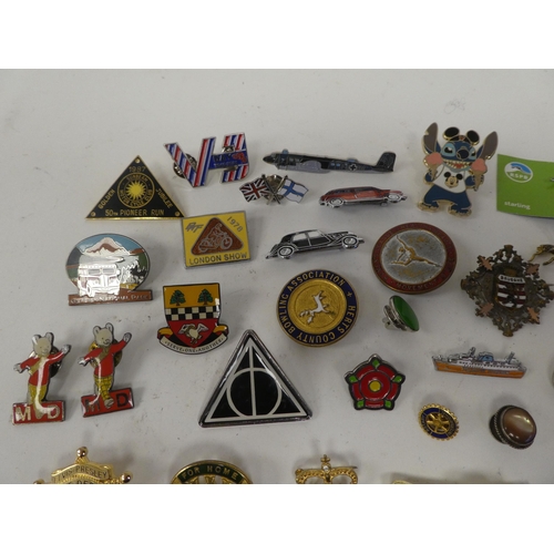 111 - Various pin badges: to include VJ Day, Glacier National Park and Diana Ross World Tour 1982