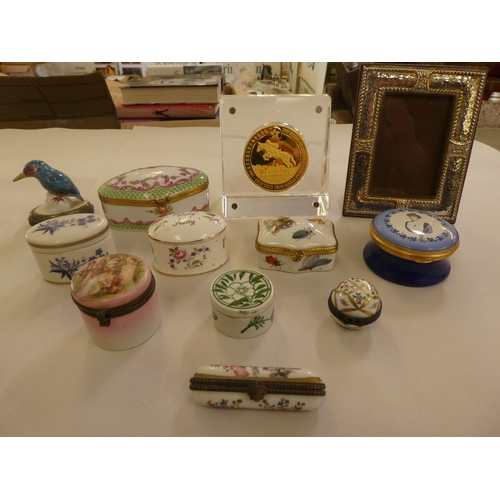 117 - Small collectables: to include porcelain trinket boxes; and a bi-coloured metal photograph frame&nbs... 