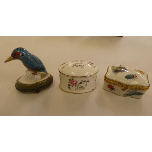 117 - Small collectables: to include porcelain trinket boxes; and a bi-coloured metal photograph frame&nbs... 