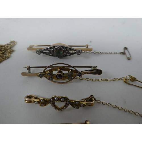 124 - Yellow and gold coloured metal items of personal ornament: to include bar brooches