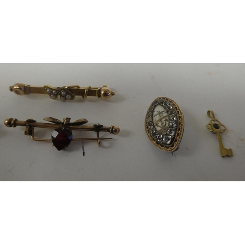 124 - Yellow and gold coloured metal items of personal ornament: to include bar brooches