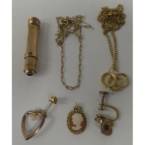 124 - Yellow and gold coloured metal items of personal ornament: to include bar brooches