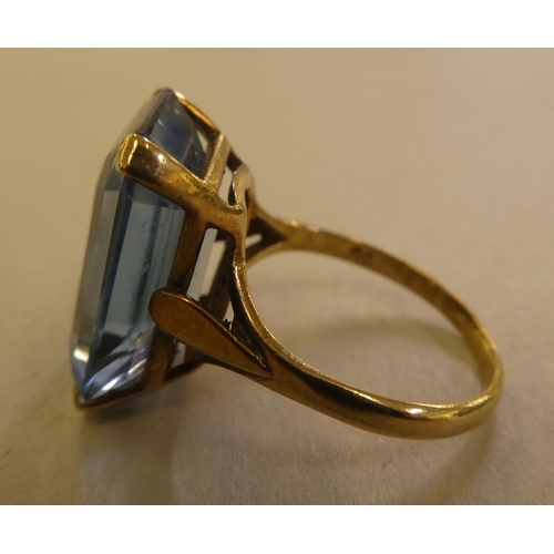 138 - A 9ct gold ring, set with a blue stone 