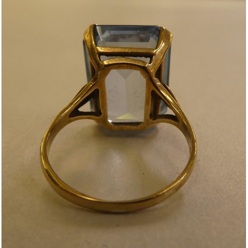 138 - A 9ct gold ring, set with a blue stone 