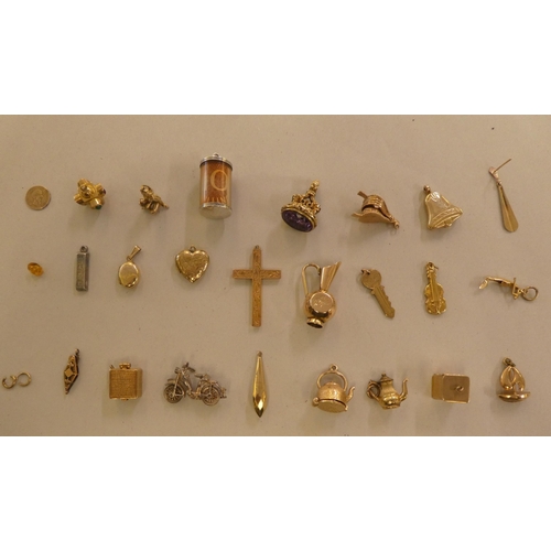 141 - 9ct gold, gold coloured and other metal bracelet charms