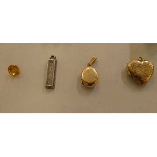 141 - 9ct gold, gold coloured and other metal bracelet charms