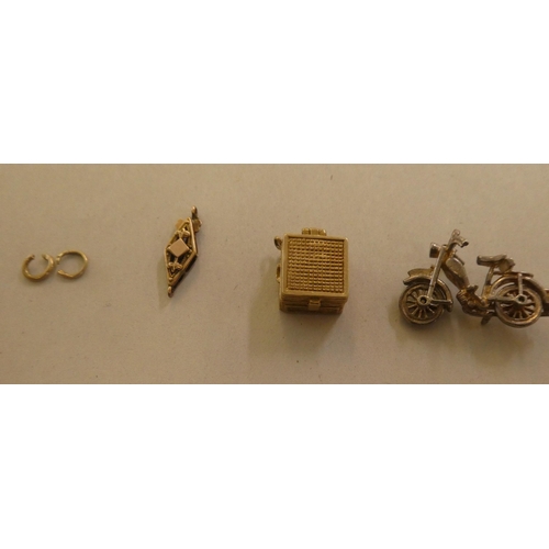 141 - 9ct gold, gold coloured and other metal bracelet charms