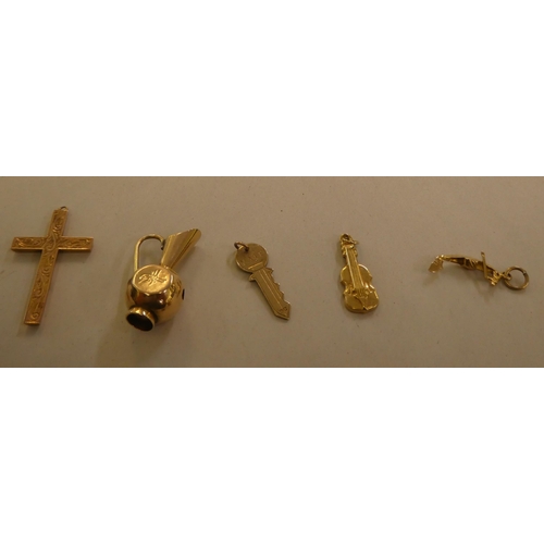 141 - 9ct gold, gold coloured and other metal bracelet charms