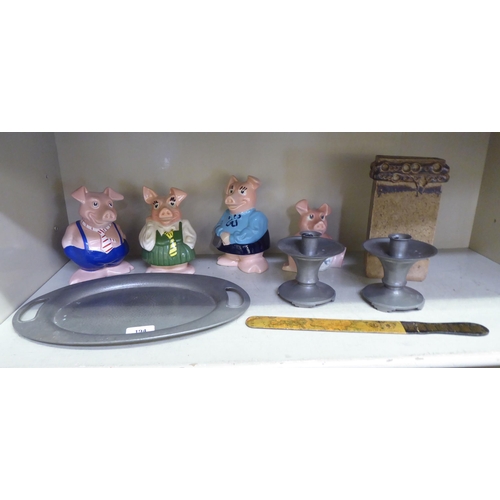 194 - A mixed lot: to include a pair of English pewter candlesticks&nbsp; 4