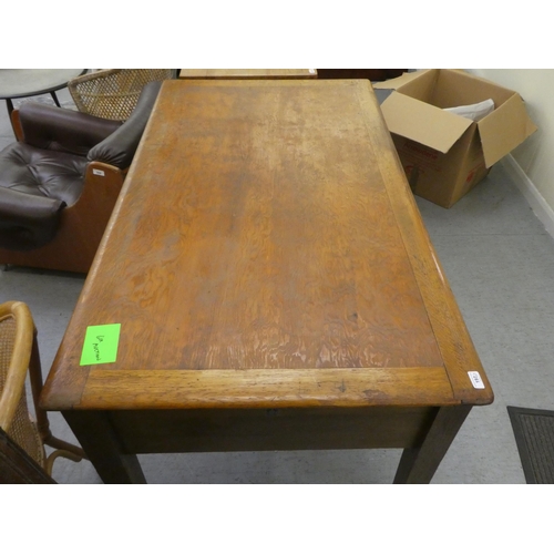 197 - A 1930s oak desk with four drawers, raised on block legs&nbsp; 30