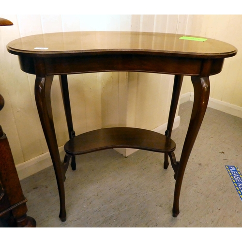 198 - An Edwardian mahogany kidney shaped occasional table, raised on cabriole legs&nbsp; 28