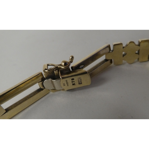 20 - A 9ct bi-coloured gold rod link bracelet, on a bayonet clasp