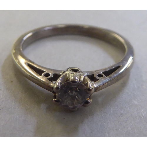 204 - A 9ct gold diamond solitaire ring&nbsp;