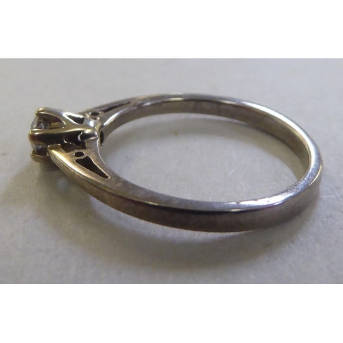 204 - A 9ct gold diamond solitaire ring&nbsp;