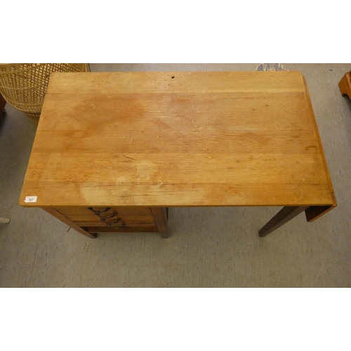 207 - A modern oak single pedestal desk with four drawers, raised on block legs&nbsp; 29