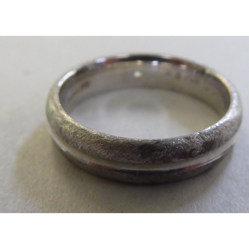 220 - An 18ct white gold band design ring, set with a diamond&nbsp;