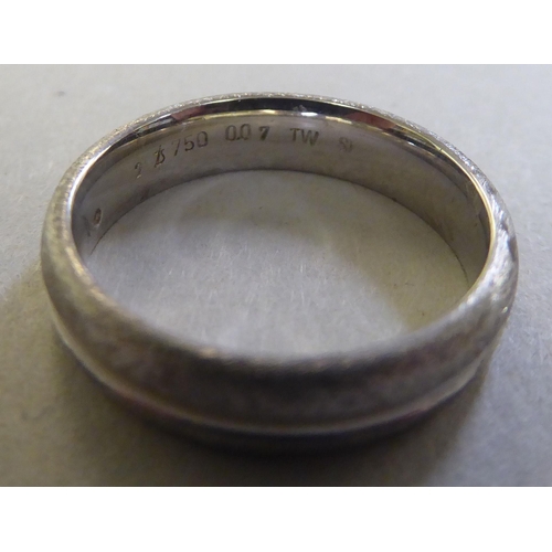 220 - An 18ct white gold band design ring, set with a diamond&nbsp;