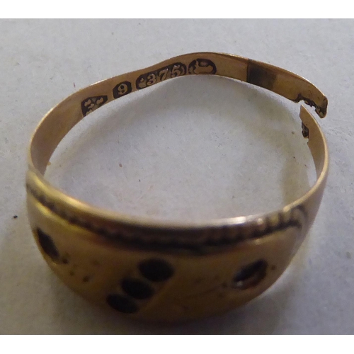 223 - A 9ct gold bar brooch; and a 9ct gold ring&nbsp;
